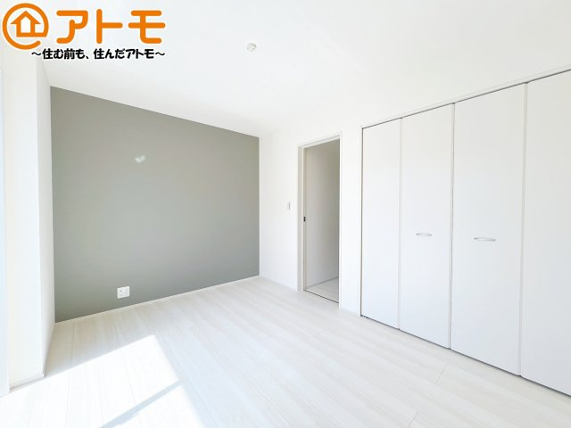 【寝室】 | 葵区古庄6丁目　新築戸建　全1棟 | アクセントクロスが印象的なお部屋です。お気に入りの家具に囲まれてゆったり過ごしたいですね♪