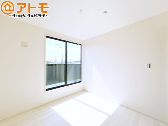 【寝室】 | 葵区古庄6丁目　新築戸建　全1棟 | バルコニーに面したお部屋なので、布団などの大きなものも楽々干せます♪