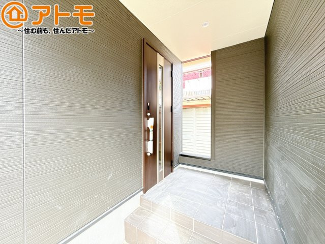 【玄関】 | 葵区古庄6丁目　新築戸建　全1棟 | 落ち着いた色合いの玄関はダブルロックで防犯性に優れた仕様になっています♪