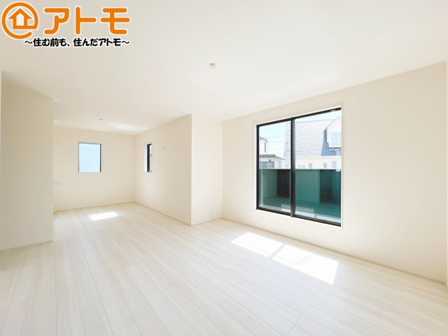 【居間・リビング】 | 葵区古庄6丁目　新築戸建　全1棟 | 日当たりのよいリビングは、一年を通してぽかぽかとしています。家族が自然と集まる空間になりそうですね♪