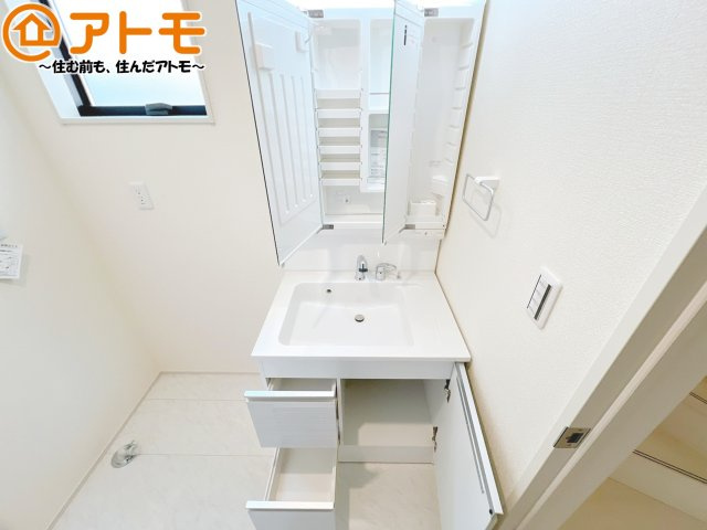 【独立洗面台】 | 葵区古庄6丁目　新築戸建　全1棟 | 三面鏡の中は収納になっているため、スッキリとした洗面台を保つことができます♪