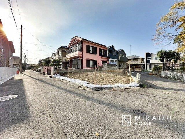 【前面道路含む現地写真】 | 陽の光をたっぷりと浴びながら気持ち良く生活が出来ます。夢のマイホーム、夢ではなく実現出来ます！見学・ご相談等、お気軽にご連絡下さい。