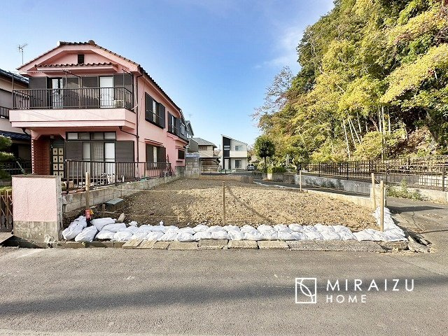 【外観】 | 運転が不安な方も安心な前面道路、きちんと幅員のある道路は女性にも安心です。整備されている道路は気持ちも良いですね♪
