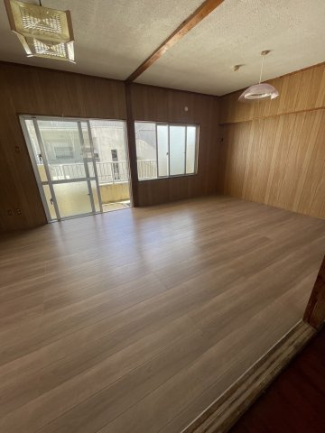 古蔵ビルの居間・リビング|12帖の洋室です