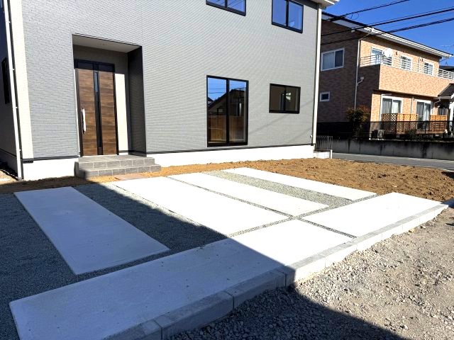 アーバンスタイル前橋市前箱田町1期　２号棟の駐車場|駐車場もキレイに整備されています。並列３台駐車可能です