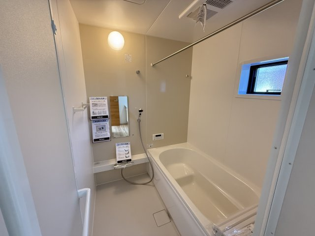 アーバンスタイル前橋市前箱田町1期　２号棟の浴室|１坪タイプのフルオートバスです！
足を延ばして入れる広さなので一日の疲れも癒されますよ♪
室内物干しや浴室乾燥機もあるのでお天気の悪い日にはランドリースペースとしてもご利用できます！