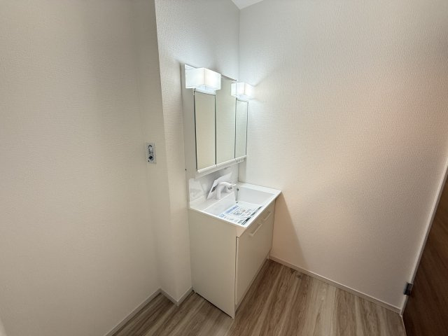 アーバンスタイル前橋市前箱田町1期　２号棟の独立洗面台|シャワー水栓付き洗面台で朝の身支度もバッチリです！
洗面台には収納スペースもあり洗面室もすっきり片付きますよ！