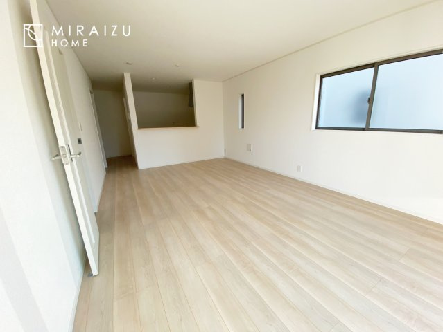 【居間・リビング】 | お子さんが宿題をしたり、ちょっとした作業もできる、家族みんながそれぞれの時間を過ごせるリビングです。