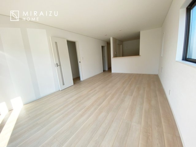 【居間・リビング】 | 窓が多いと温かな太陽の光と心地いい風が室内へと入ります。家族が集まるリビングは明るく過ごしやすいつくりです。窓が多いお家は住みやすい証です。