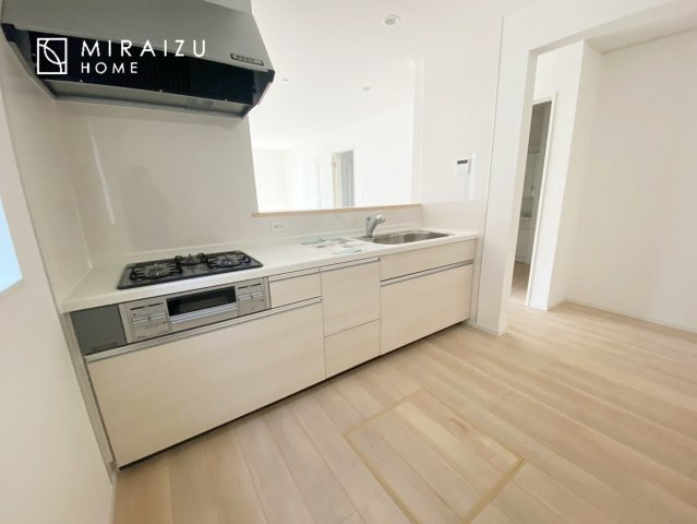 【キッチン】 | キッチンに立つ時間は意外と長いので、家族と会話しやすい対面式に。お手伝いして欲しい時もリビングにいる家族に気軽に声を掛けられます。