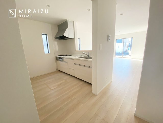 【キッチン】 | 広々としたキッチンは大きな深型シンク、3口コンロ、換気扇、大きなお鍋から小物まで取り出しやすさを考えられた引き出し収納の付いたシステムキッチンです。