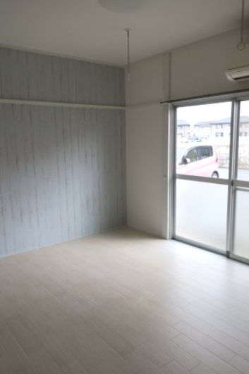 アビタシオン小山の洋室|アクセントクロスがおしゃれな６帖の洋室