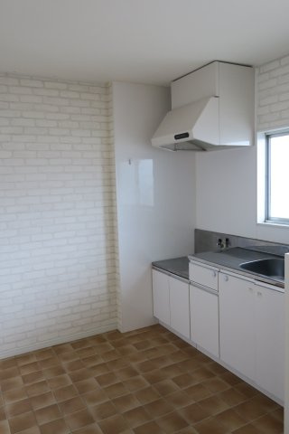 アビタシオン小山のキッチン|キッチンもアクセントクロスがあり気分が上がります♪