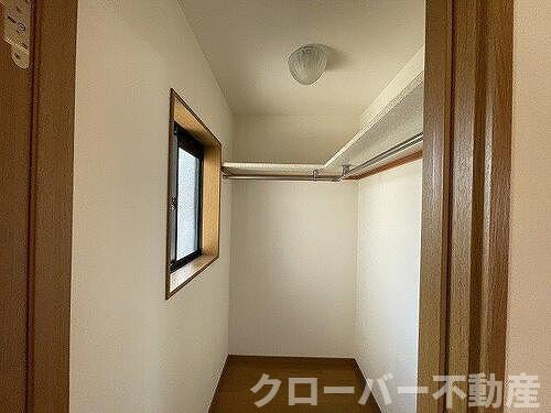 サーパスタウン田村町貸家の収納|原状回復工事前　ウォークインクローゼット