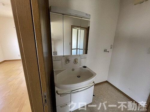 サーパスタウン田村町貸家の洗面所|原状回復工事前