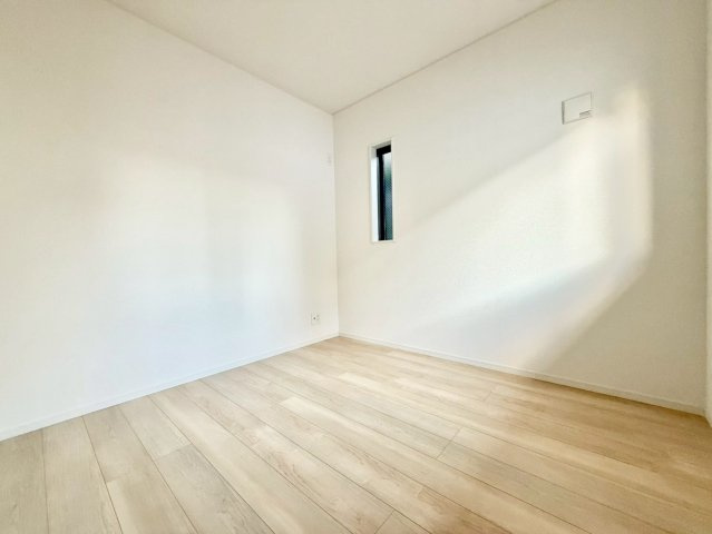 杉並区浜田山1丁目　新築戸建の洋室|自分だけのプライベート空間。明るく温もりを感じることができる居室です。

現地ご見学希望・資料請求などお気軽にお問い合わせ下さい！
03-5990-5201