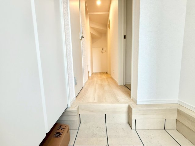 杉並区浜田山1丁目　新築戸建の玄関|玄関横にはシューズボックスがついているため、片付いた玄関がキープできます！

現地ご見学希望・資料請求などお気軽にお問い合わせ下さい！
03-5990-5201