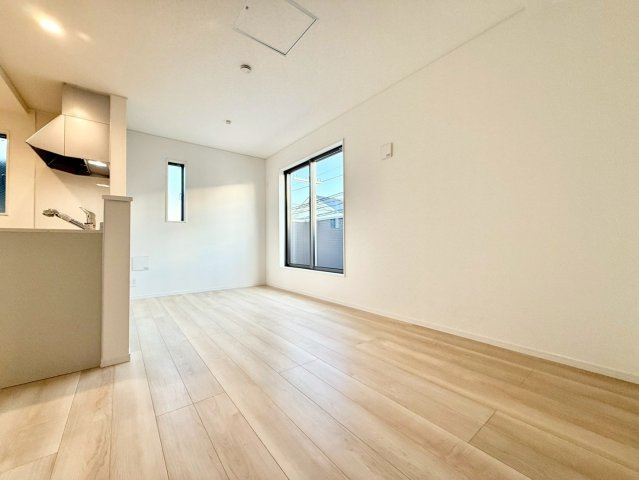 杉並区浜田山1丁目　新築戸建の居間・リビング|2階リビングは外からの視線が気にならない、寛ぎのプライベート空間！

現地ご見学希望・資料請求などお気軽にお問い合わせ下さい！
03-5990-5201