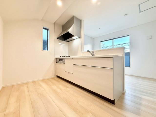 杉並区浜田山1丁目　新築戸建のキッチン|横一列にシンクとコンロをまとめたシンプルなシステムキッチン。動きやすさが魅力です！

現地ご見学希望・資料請求などお気軽にお問い合わせ下さい！
03-5990-5201