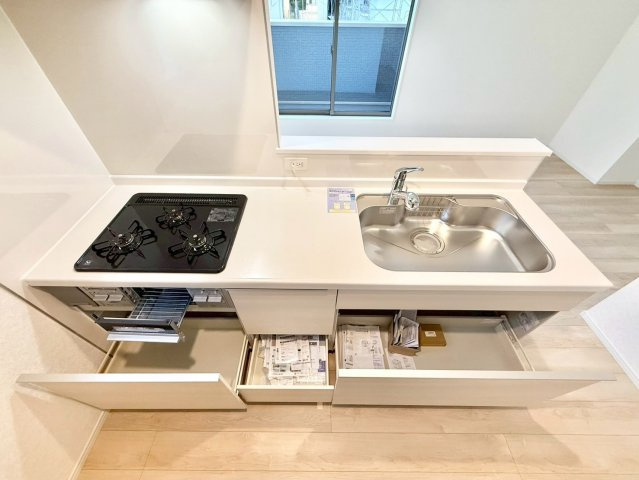 杉並区浜田山1丁目　新築戸建のキッチン|来客時には会話を楽しみながらお茶の準備ができる、対面式キッチン。

現地ご見学希望・資料請求などお気軽にお問い合わせ下さい！
03-5990-5201