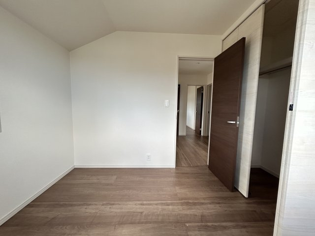 LG八重瀬町具志頭〈３号棟〉の洋室