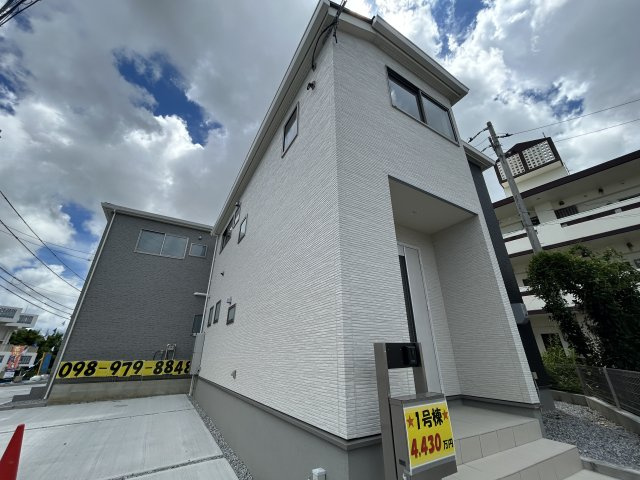 LG八重瀬町具志頭〈３号棟〉の外観