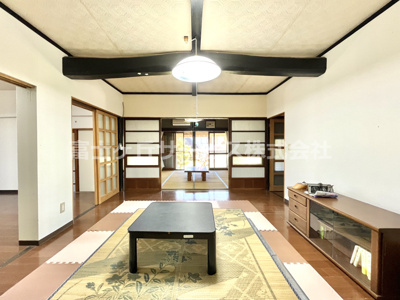 【居間・リビング】 | 掛川市安養寺 店舗にオススメな古民家物件 | 天井裏に梁が隠れています