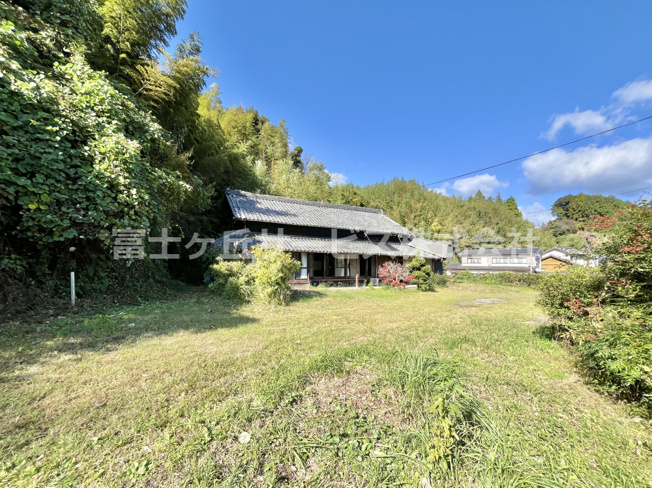 【庭】 | 掛川市安養寺 店舗にオススメな古民家物件 | 土地面積:621.58㎡、お庭の付いた物件です