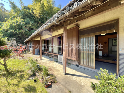 【エントランス】 | 掛川市安養寺 店舗にオススメな古民家物件 | 古民家らしい軒下のある建物です