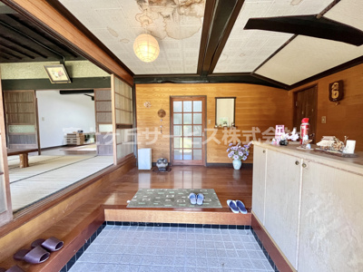 【玄関】 | 掛川市安養寺 店舗にオススメな古民家物件 | 8帖ほどの広さの玄関・ホール