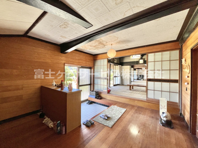 【玄関】 | 掛川市安養寺 店舗にオススメな古民家物件 | 天井を抜くリフォームをすれば梁が出てきます