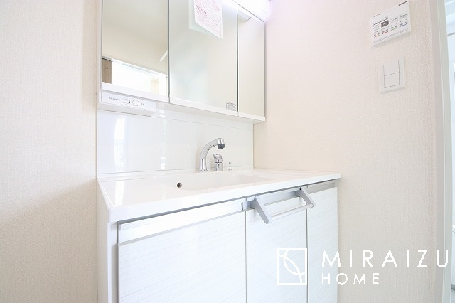 【独立洗面台】 | 高級感漂う洗面台です。鏡の後ろの収納棚もとても充実しております。コスメが大好きな奥様も、女子力高いご主人様もきっとご満足いただける収納力です。三面鏡なので、ヘアセットにも便利です。
