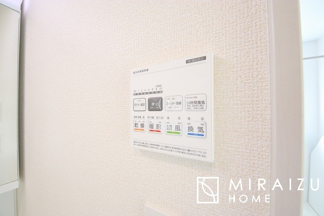 【洗面所】 | 洗濯機置き場と脱衣スペースもしっかりと確保されている洗面室、洗面コーナーは、窓から陽も差し明るく開放的な造りです。家事導線も良いので洗濯物やお湯はりもストレスフリーに毎日家事を楽しめそうです。
