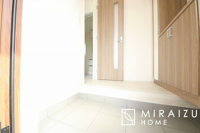 【玄関】 | いってきます♪ただいま♪明るい声が聞こえてきそうな玄関。ナチュラルなカラーがとても清潔感のある造りです♪
