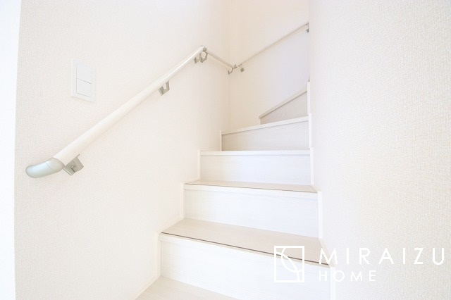 【内装】 | プライベートの空間もみんなで過ごす空間も両社兼ね備えたつくりです。階段には安全性を配慮し、手すりを設置。太陽の光と風が心地良い窓も付いた内装です。
