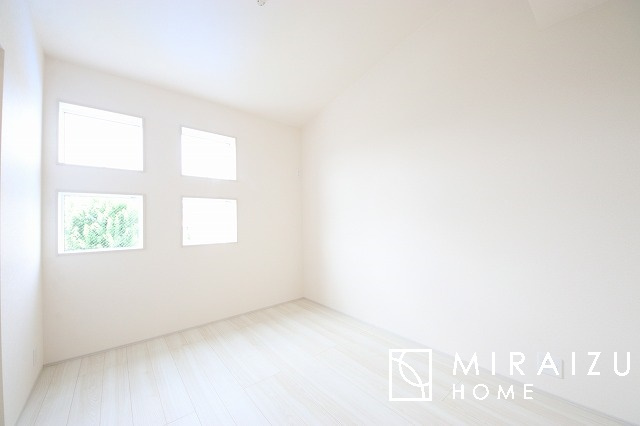 【洋室】 | 居心地の良さそうなリラックスできる空間。独立性のある建物ですので、ご自分の時間を大切にしたご家族様にぴったりです！
