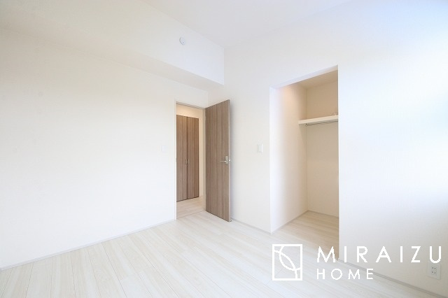 【子供部屋】 | お子様のお部屋にも主寝室にも使えますね。窓が二面についていますので採光もばっちり、空気の入れ替えもOK！自分のお部屋を持ちたいお子様の夢を叶えます！
