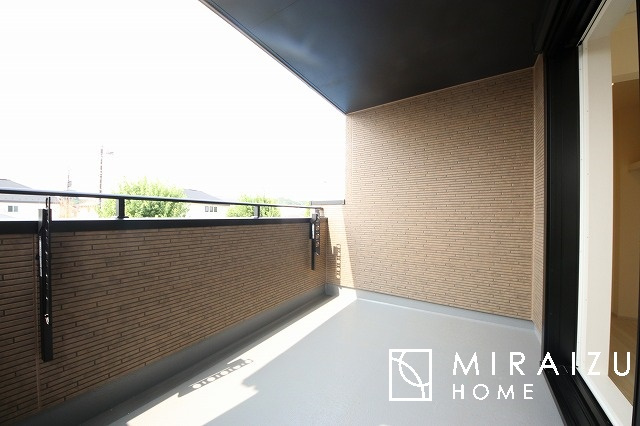 【バルコニー】 | 小鳥の鳴き声で目覚める朝、爽やかな風が入ります。太陽の陽射しでお洗濯物がカラッと乾き、気持ちの良い洋服とお布団で快適に過ごせます。