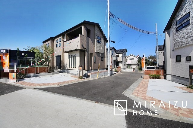 【外観】 | 青く澄み渡った綺麗な空と、陽の光をたっぷりと受ける、そんな新築住宅で新生活をスタートしてみませんか？見学・ご相談等、ミライズホーム(株)までお気軽にご連絡下さい。