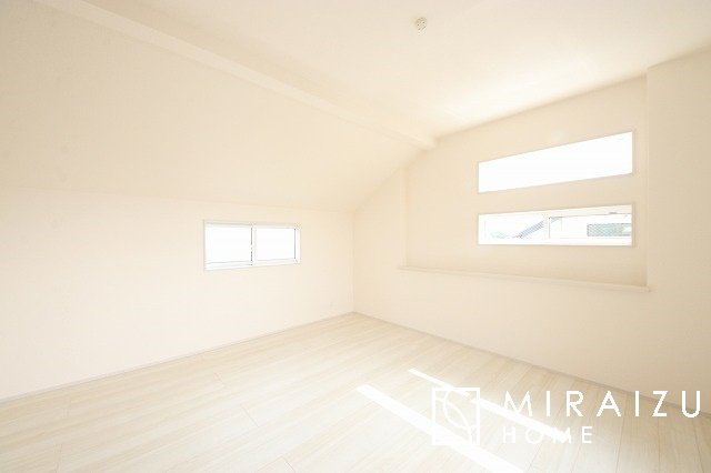 【洋室】 | 心も体も癒されるゆったりと落ち着いた洋室。窓が多いつくりになっています。窓が多いと明るい空間を保ち、室内へ気持ちの良い風も取り込んでくれます。