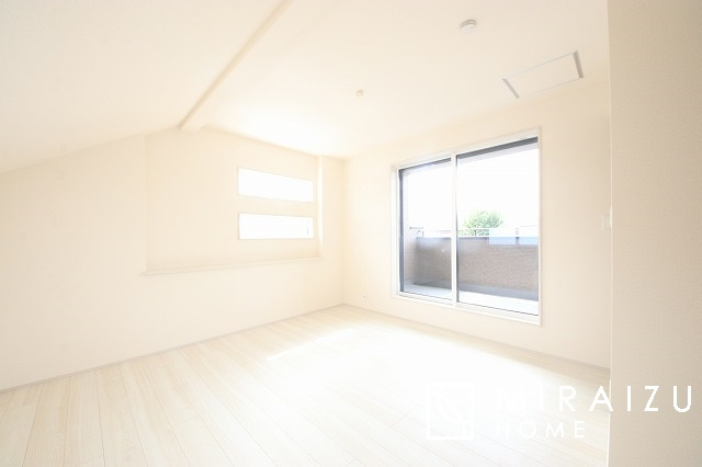 【子供部屋】 | 床のフローリングもオシャレな洋室が嬉しいです。独立性のある住宅ですので、各居室それぞれ、テイストの違うお部屋インテリア造りをしても面白いかもしれませんね！