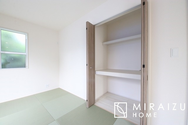 【収納】 | 収納あり、自然な採光ありの洋室。家族みんなが気持ち良く目覚められる、過ごしやすい主寝室などにもお勧め。もちろん、ペットもご一緒に。