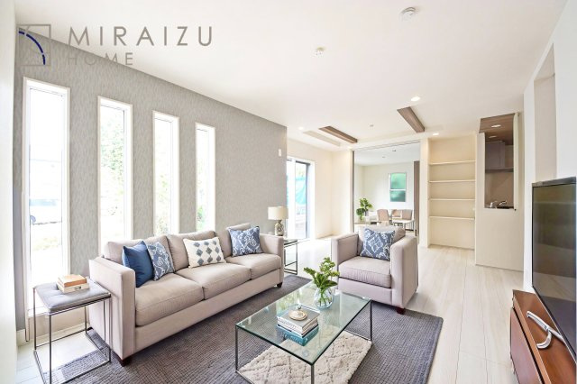 【居間・リビング】 | 陽当たりが心地の良いリビング空間です。日中はカーテンを開けて自然な光を取り込みリラックスして過ごしたいですね、照明器具もセンスの良いものを使いたいですね。
