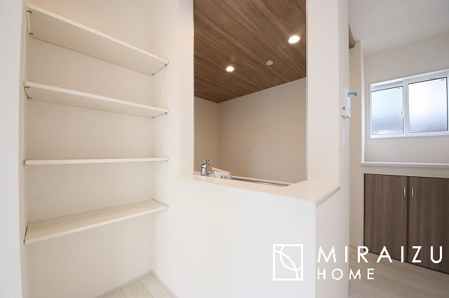 【キッチン】 | 洗練されたキッチンでは毎日の家事を少しでも楽に快適に工夫したいですね、大きいシンクではお皿洗いもストレスフリー、3口コンロでは要領よくお料理も可能です。レンジフードもお掃除がしやすい設計が嬉しい。
