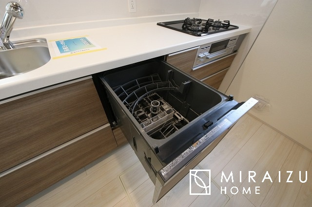 【キッチン】 | スッキリとした形が上品な広々ワイドキッチンです。レンジフードもすっきりとした造りなので圧迫感もございません。窓もあり明るい空間の中で毎日お料理することが可能です。収納スペースも広いのが嬉しいですね。
