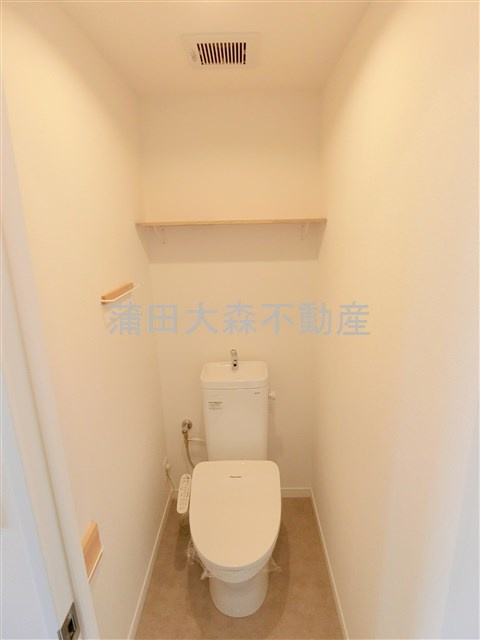 レジデンス多摩川西六郷のトイレ|棚と温水洗浄便座付きのトイレ