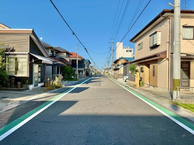 野洲市西河原　中古戸建ての前面道路含む現地写真