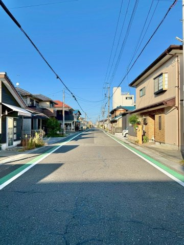 野洲市西河原　中古戸建ての前面道路含む現地写真