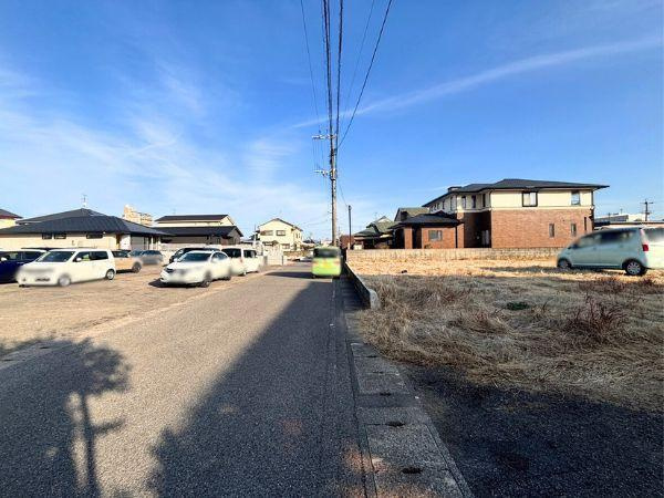 横田一丁目　土地②の前面道路含む現地写真