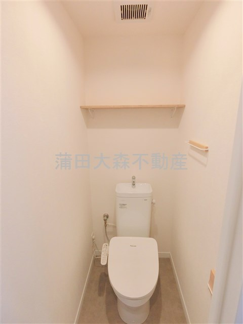 レジデンス多摩川西六郷のトイレ|棚と温水洗浄便座付きのトイレ
